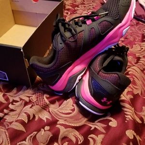 Women size 8 black and pink Underarmour